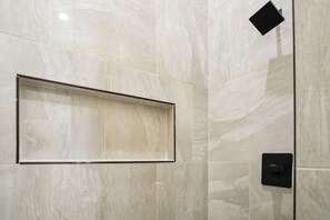 Appartamento (3 Bedrooms) | Bagno | Combinazione doccia/vasca, asciugamani, shampoo