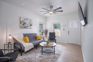 House (4 Bedrooms) | Living area