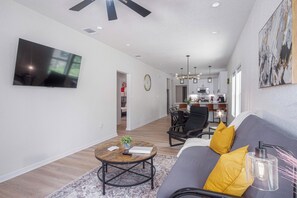 House (4 Bedrooms) | Living area