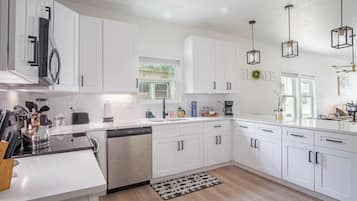 House (4 Bedrooms) | Private kitchen | Microwave, oven, stovetop, dishwasher