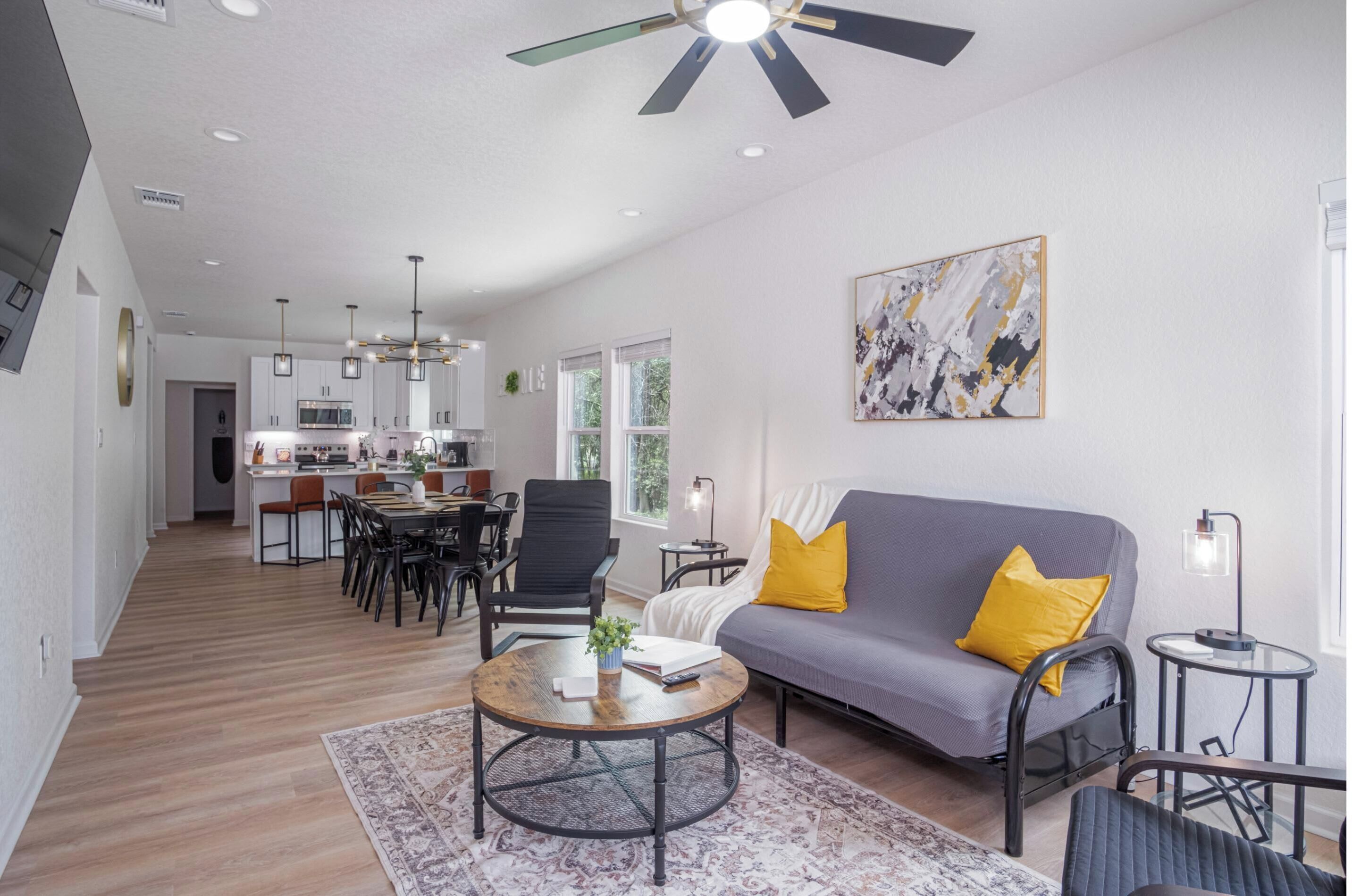 Hus (4 Bedrooms) | Opholdsområde | 50-tommers tv med digitale kanaler