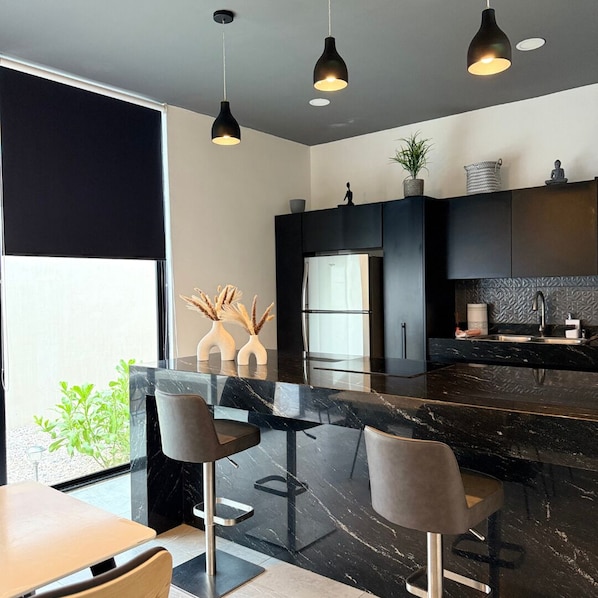 Frigorifero, microonde, piano cottura, lavastoviglie