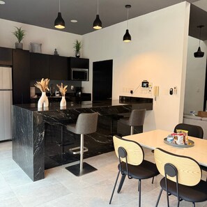 Frigorifero, microonde, piano cottura, lavastoviglie