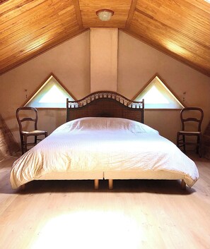 5 Schlafzimmer, Schreibtisch, Bügeleisen/Bügelbrett, Reisekinderbett