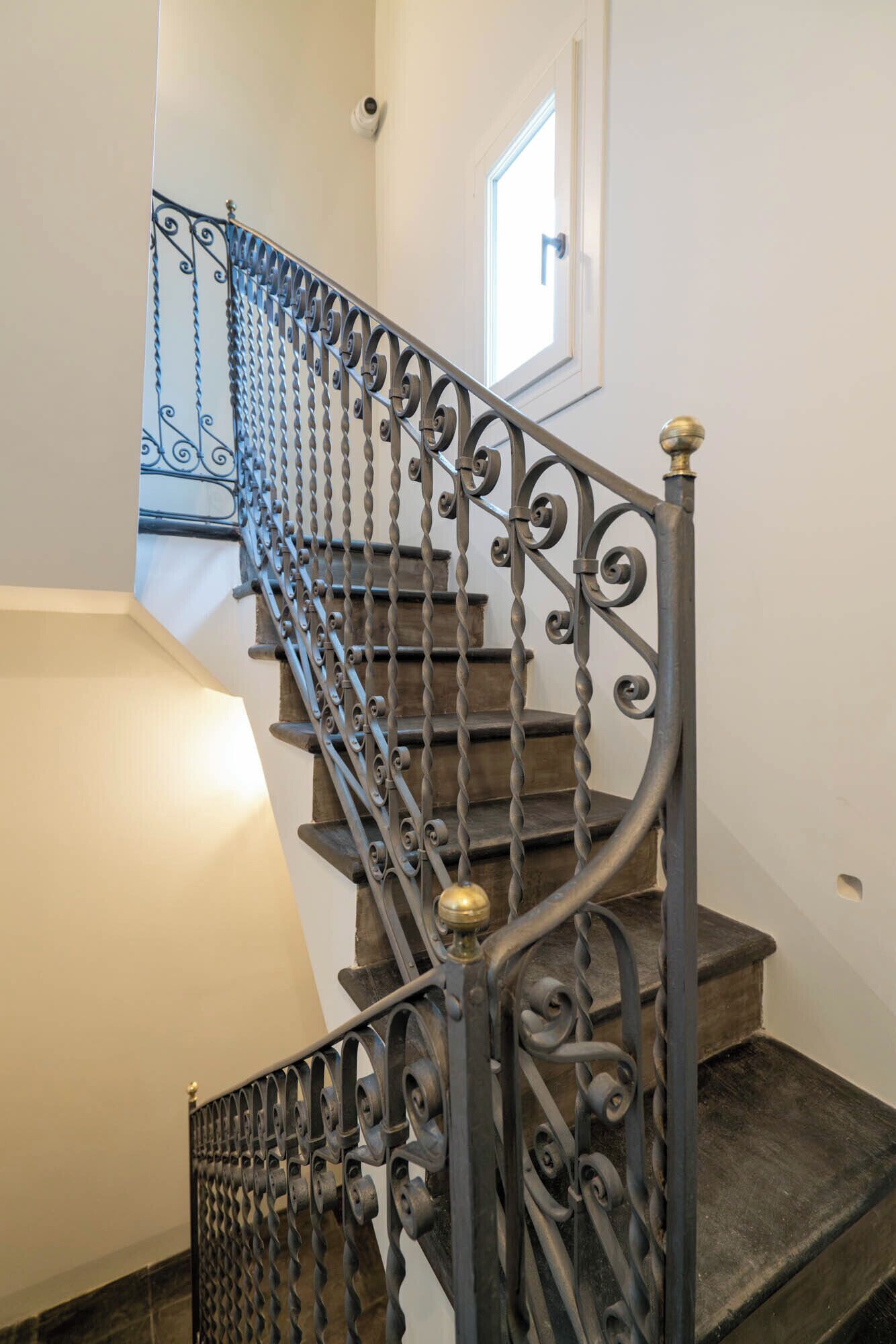 Handrails in stairways