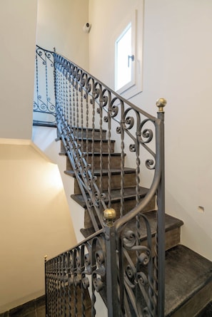 Handrails in stairways