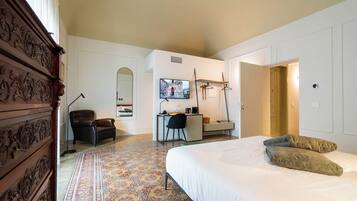 Luxury-Dreibettzimmer, Balkon, HĂŒgelblick | Zimmersafe, Schreibtisch, laptopgeeigneter Arbeitsplatz