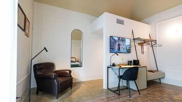 Luxury-Dreibettzimmer, Balkon, HĂŒgelblick | Zimmersafe, Schreibtisch, laptopgeeigneter Arbeitsplatz