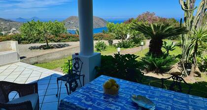 Aeolian Villa - Apartment with two bedrooms, sea view, and garden