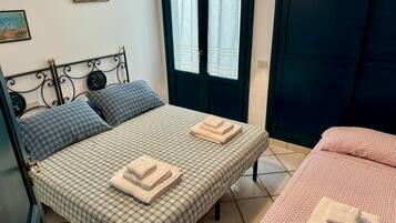 2 habitaciones, escritorio, tabla de planchar con plancha y wifi gratis