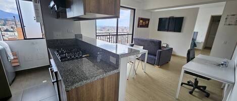 Kylskåp, ugn, spishäll och mixer