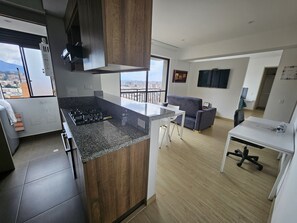 Réfrigérateur, four, plaque de cuisson, blender