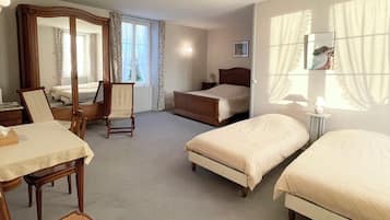 Habitación doble superior, vista al jardín | Escritorio y wifi gratis