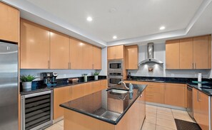 Microonde, forno, piano cottura, lavastoviglie