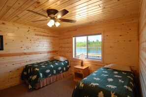 Room - 3-bedroom cabin on Lake Vermilion (Orr)