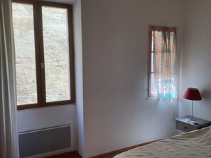 2 quartos, ferros/tábuas de passar roupa, Wi-Fi, roupa de cama