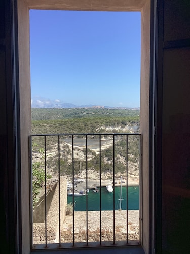 grand appartement lumineux sur le rempart médiéval, magnifique vue sur le port