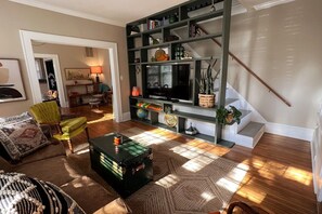 Smart-tv, böcker och ett musikbibliotek