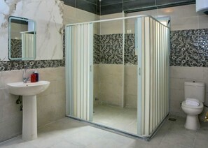 Habitación Deluxe, balcón | Baño | Toallas, jabón, champú y papel higiénico