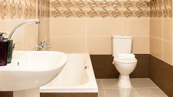Un baño con lavamanos, bañera, inodoro y ducha.