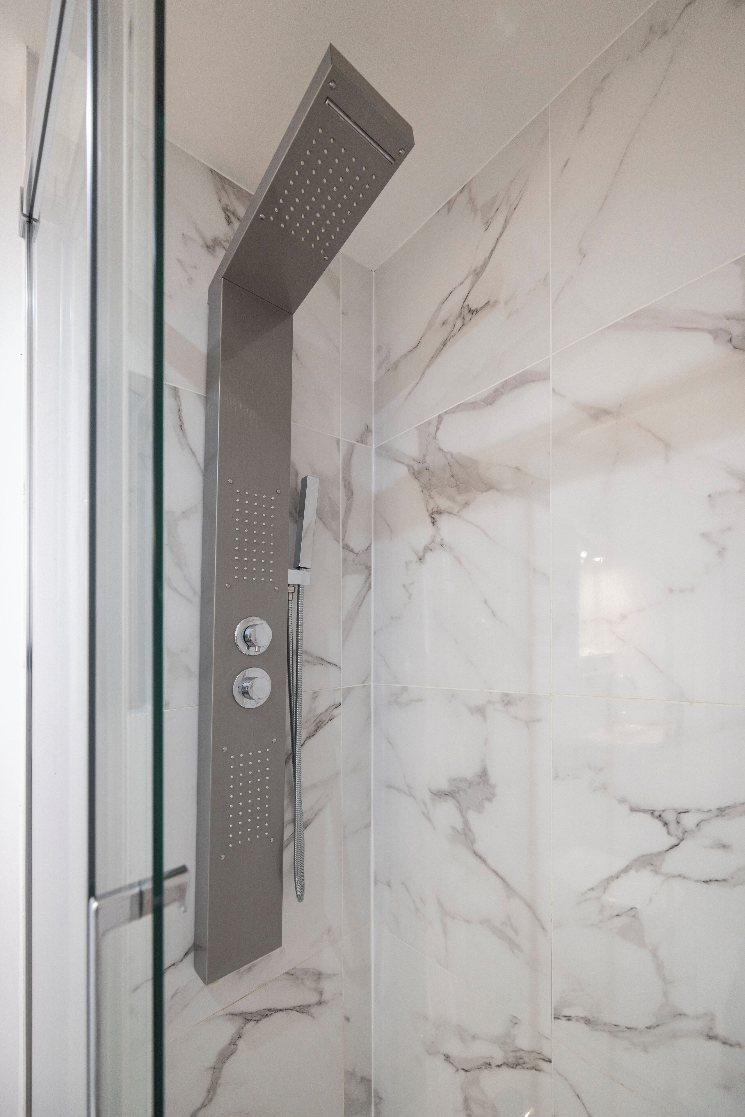 Suihku, hiustenkuivaaja, pyyhkeet, saippua