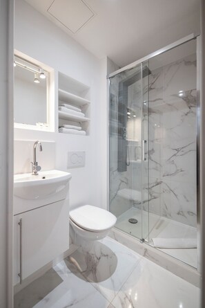 Douche, sèche-cheveux, serviettes fournies, savon