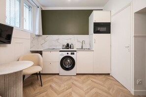 Réfrigérateur, four à micro-ondes, un four, surface de cuisson