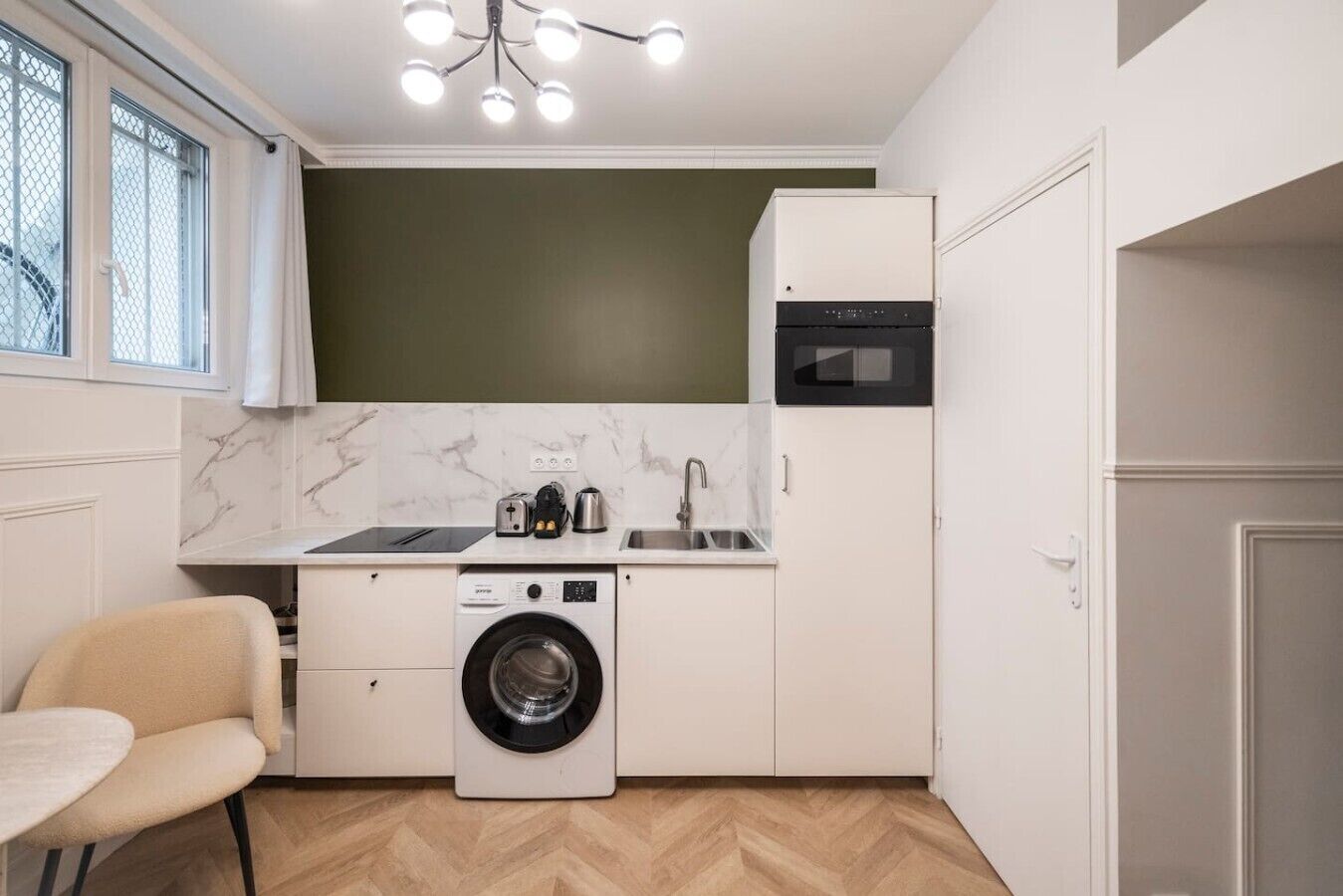 Réfrigérateur, four à micro-ondes, un four, surface de cuisson
