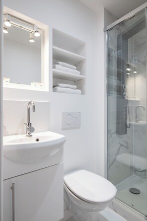 Shower, hair dryer, towels, soap - Charming studio in Pigalle - Near Montmartre and Opéra (Paris)