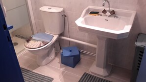 A bathroom with a toilet, sink, and shower. - 54 m2 apartment 150m from the sea (main beach) and 100m from the village (Damgan)