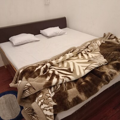 Charming 7-bedroom hotel with WiFi, AC in welcoming Gorakhpur