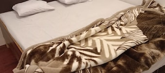 Charming 7-bedroom hotel with WiFi, AC in welcoming Gorakhpur