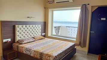 Camera doppia, 1 letto queen, vista fiume | Wi-Fi gratuito, lenzuola