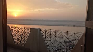Tweepersoonskamer, 1 queensize bed, uitzicht op rivier | Uitzicht vanaf balkon