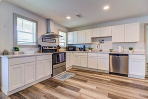 Fridge, microwave, oven, stovetop - Downtown Gulfport + Walk to Casinos + Restaurants (Gulfport)