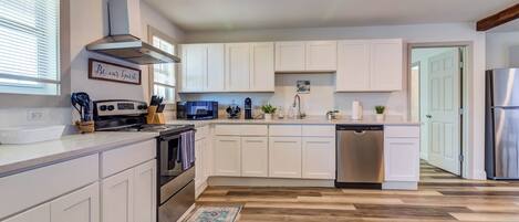 ثلاجة، ميكروويف، فرن، موقد طهي مسطح