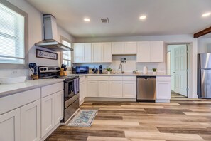 Frigorifero, microonde, forno, piano cottura