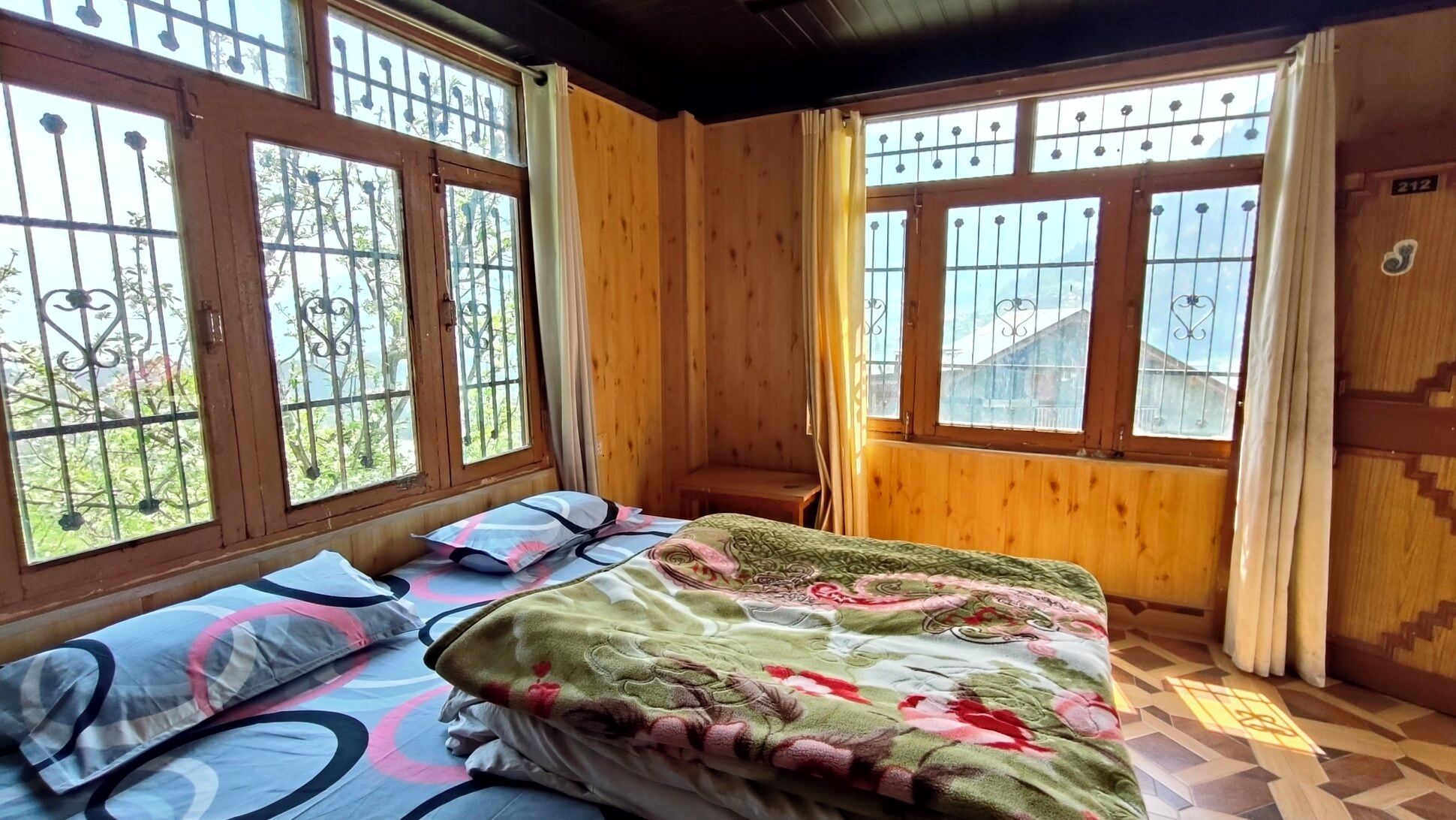 Classic Studio, Kitchenette, Mountain View | Desk, laptop workspace, free WiFi