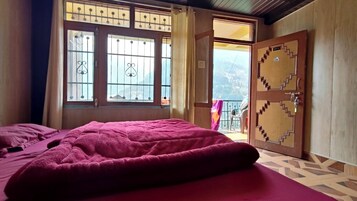 Escritorio, espacio para trabajar con laptop y wifi gratis 