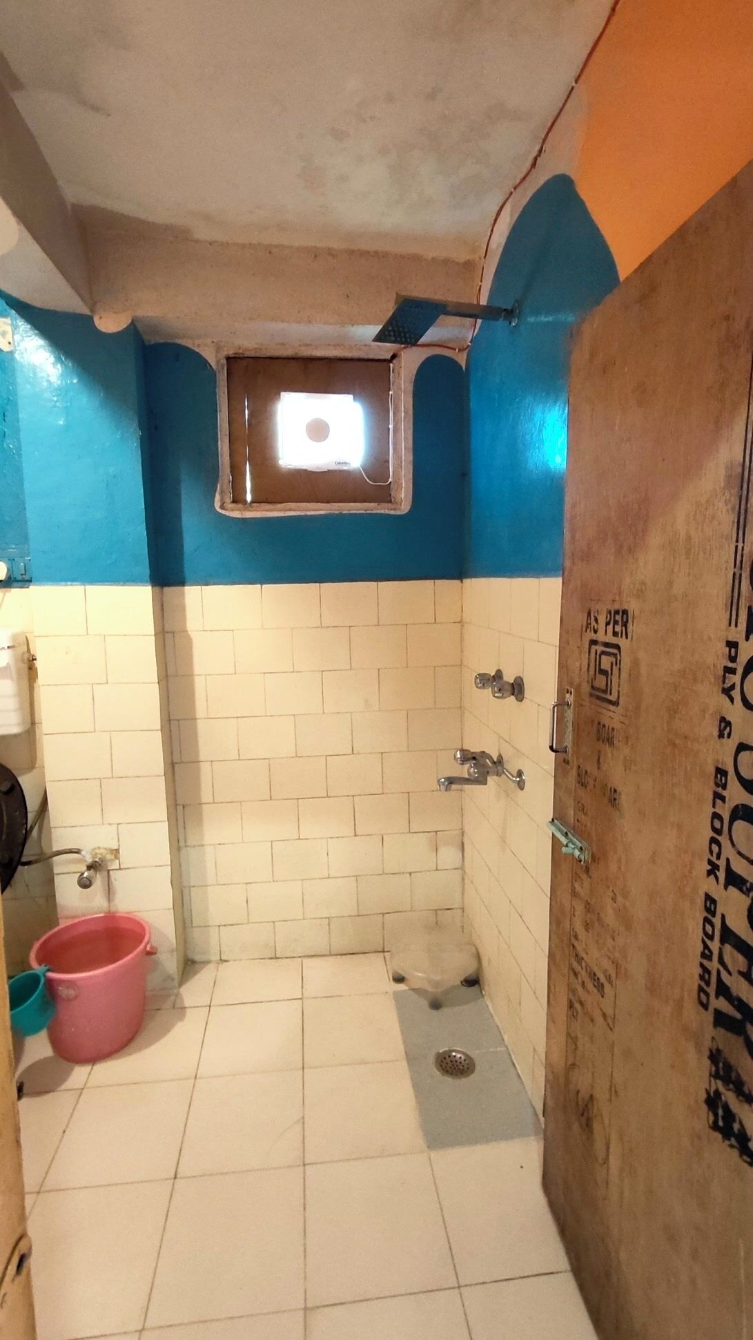 Estudio clásico, cocina básica, vistas a la montaña | Baño | Ducha, toallas, jabón y papel higiénico