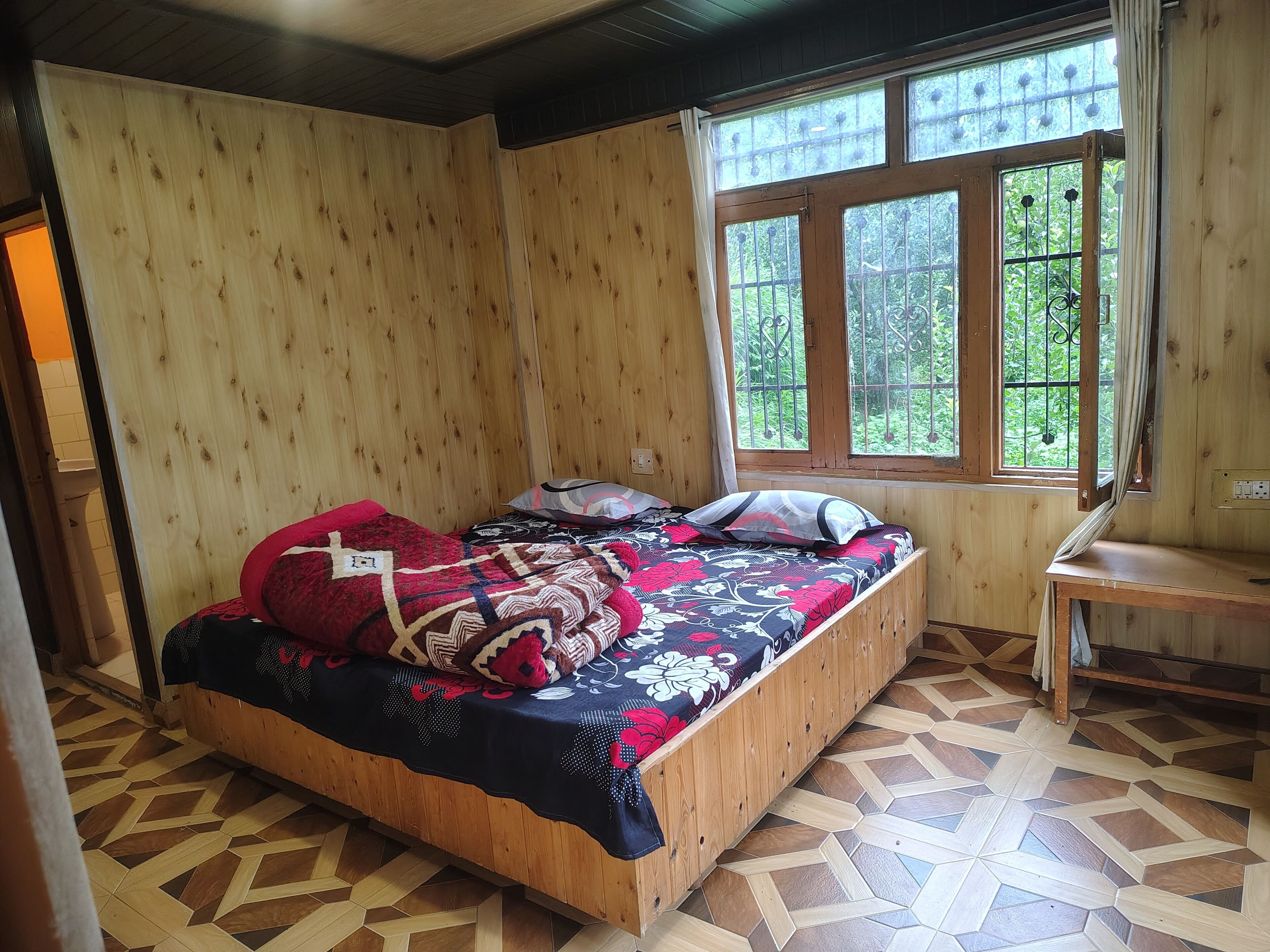 Classic Studio, Kitchenette, Mountain View | Desk, laptop workspace, WiFi (free)