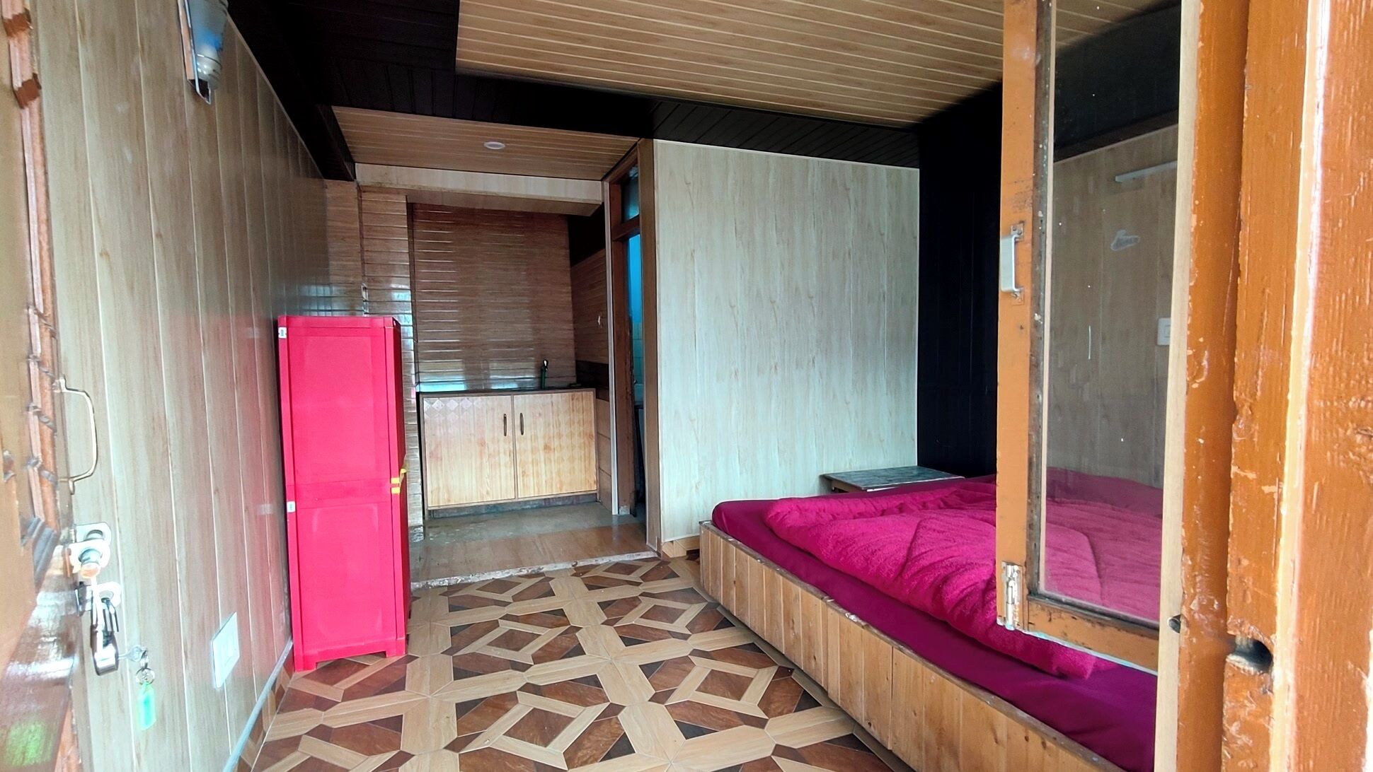 Estudio clásico, vistas a la montaña | Escritorio, espacio para trabajar con un portátil, wifi gratis