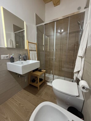 Doccia, asciugacapelli, bidet, asciugamani