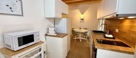 Kühlschrank, Mikrowelle, Ofen, Herdplatte