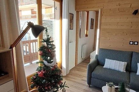 Living area. 2 bedroom apartment in saint-sorlin-d'arves