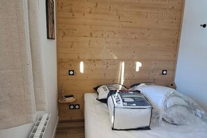 2 bedrooms, iron/ironing board, bed sheets