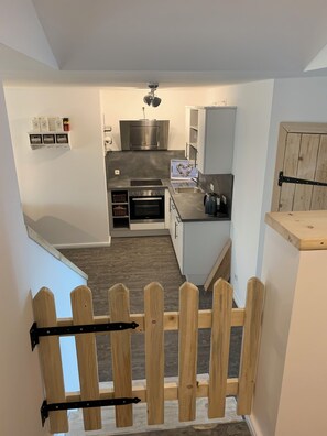 Fridge, oven, stovetop, dishwasher
