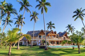 Exterior - Casa La rodonda: 9 bedroom beachfront on spectacular sunset location. (Las Terrenas)
