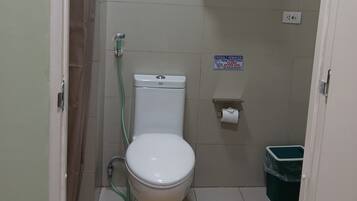 Dusche, Haartrockner, Bidet, Handtücher