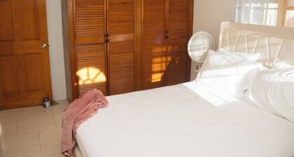 Elite Island Breeze 2-bed apt in Jimmit, WiFi, AC, Free Parking,Central location